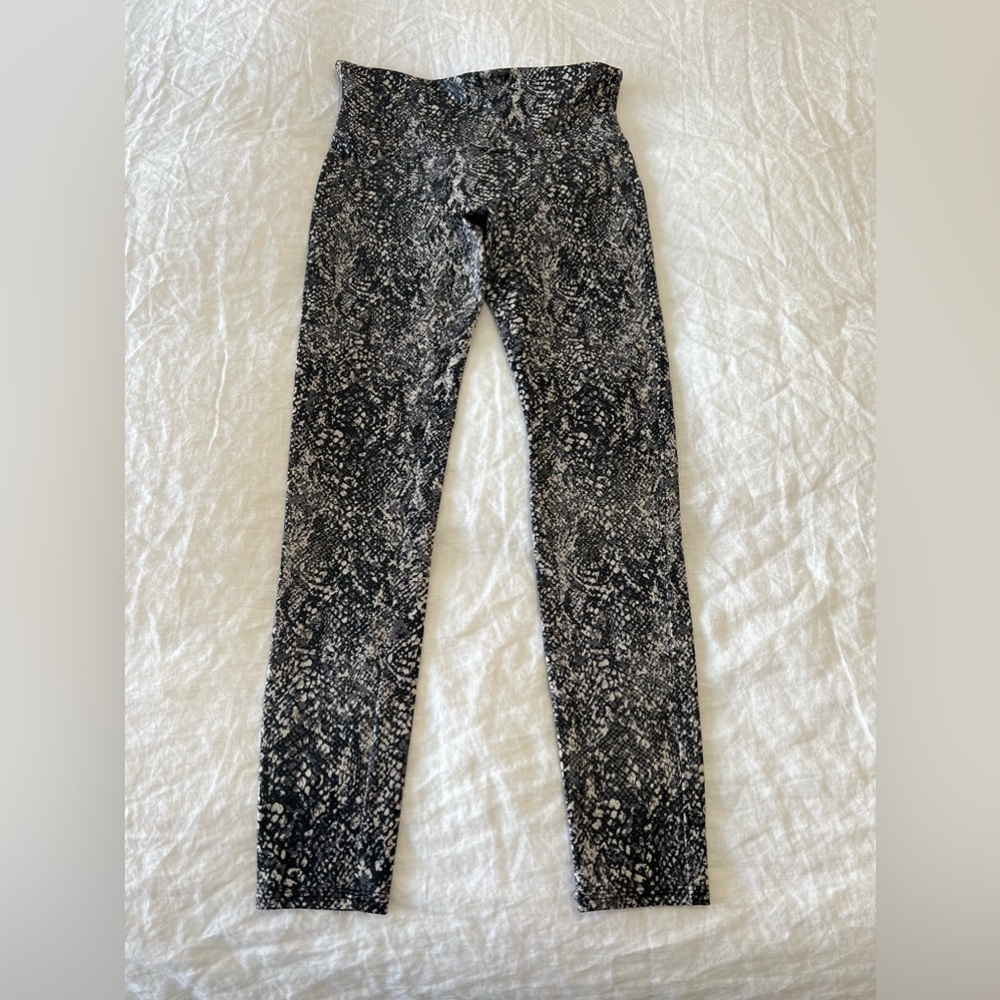 SPANX | Women's SZ L | Faux Leather Snake Skin Leggings Black | EUC